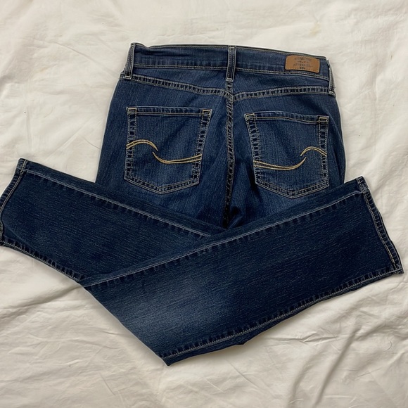 Levi’s Signature Jeans Sz. 8 Curvy Straight Leg Medium Wash Denim -EUC!!! - Picture 4 of 5